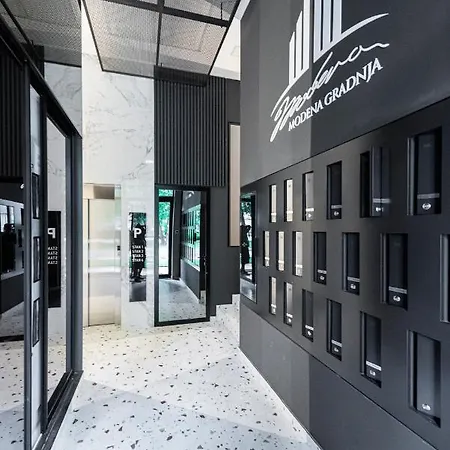 Vertigo One Bedroom Apartment-free Private Parking *